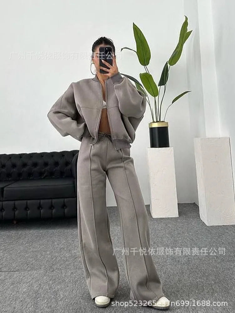 Fashion Two-Piece Women’s White Sports Suit – Loose Sports Shirt & Casual Pants Tracksuit 🤍👟