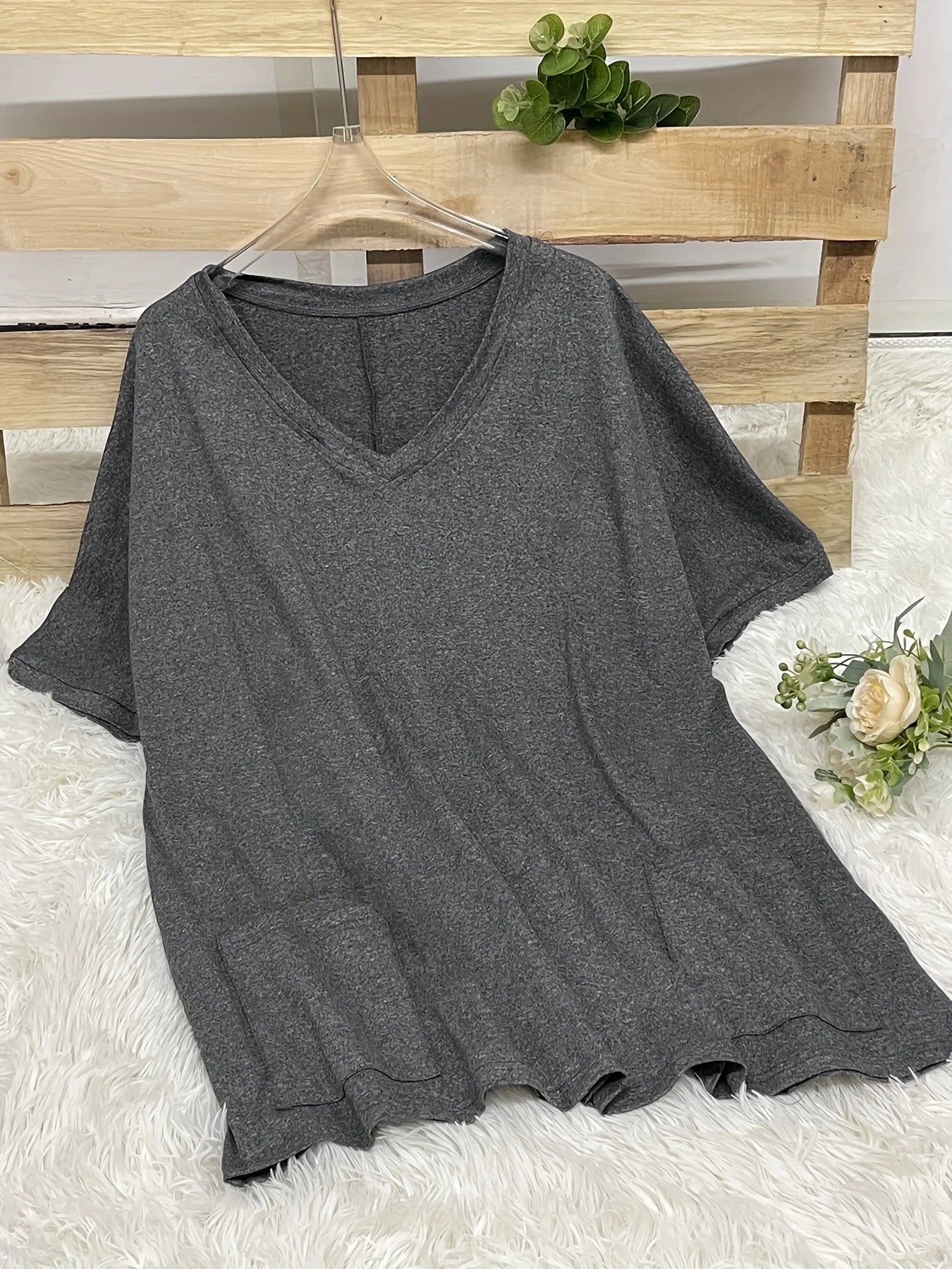 Plus Size Women’s V-Neck Casual T-Shirt – Short Sleeve Top with Front Pockets 👚✨