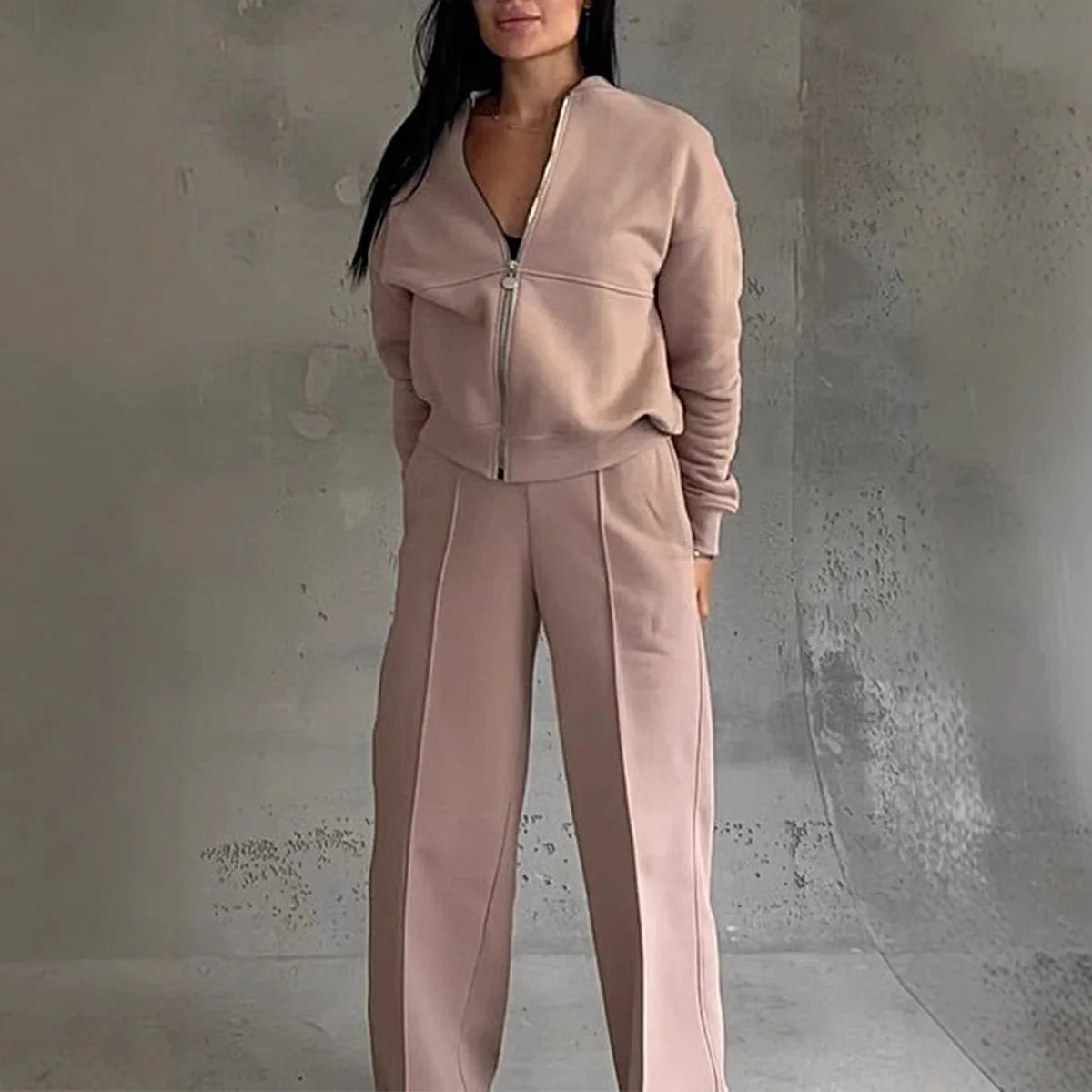 Fashion Two-Piece Women’s White Sports Suit – Loose Sports Shirt & Casual Pants Tracksuit 🤍👟
