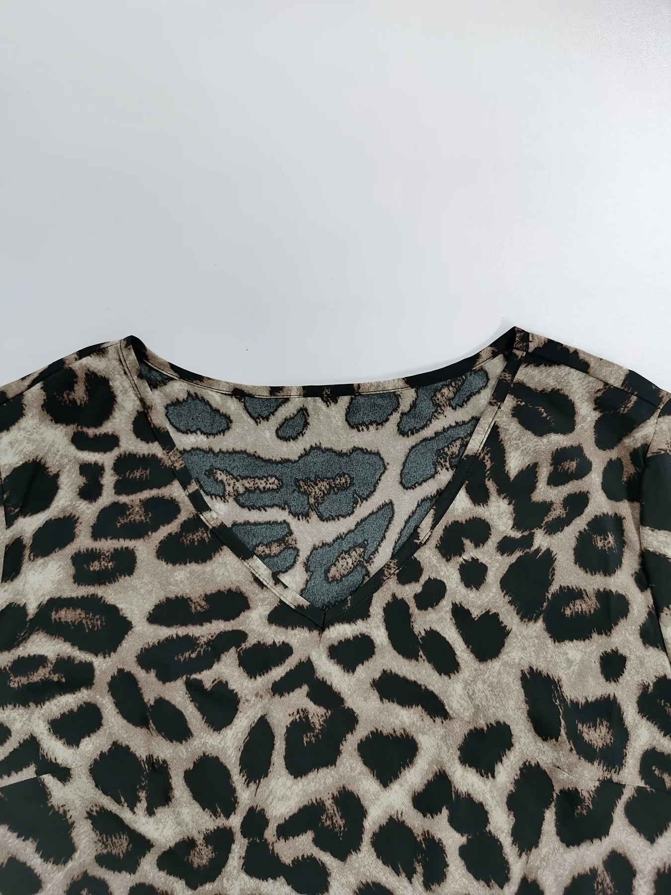 Women’s Elegant Leopard Print V-Neck Lantern Sleeve Long Sleeve Shirt 🐆✨