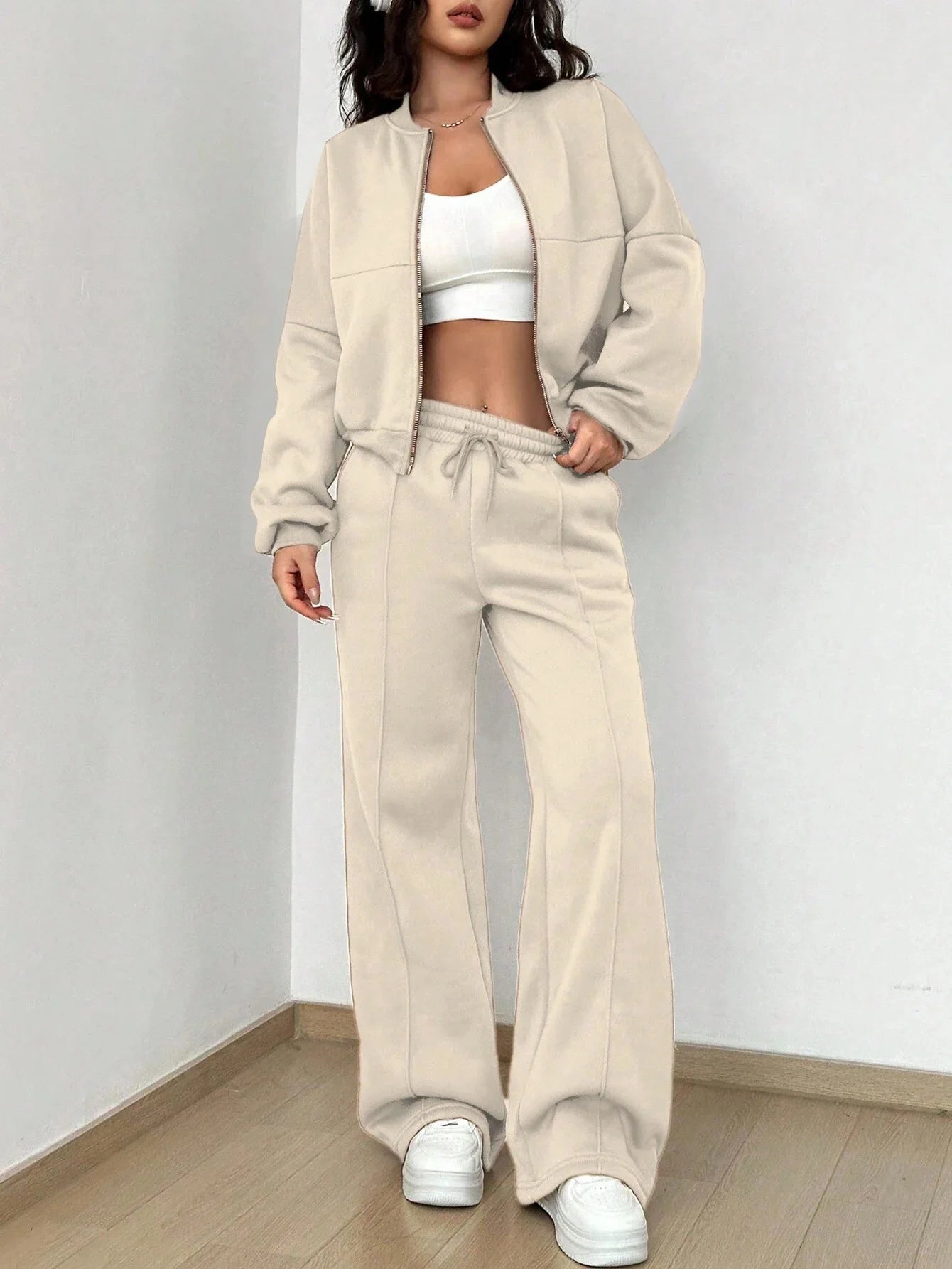 Fashion Two-Piece Women’s White Sports Suit – Loose Sports Shirt & Casual Pants Tracksuit 🤍👟