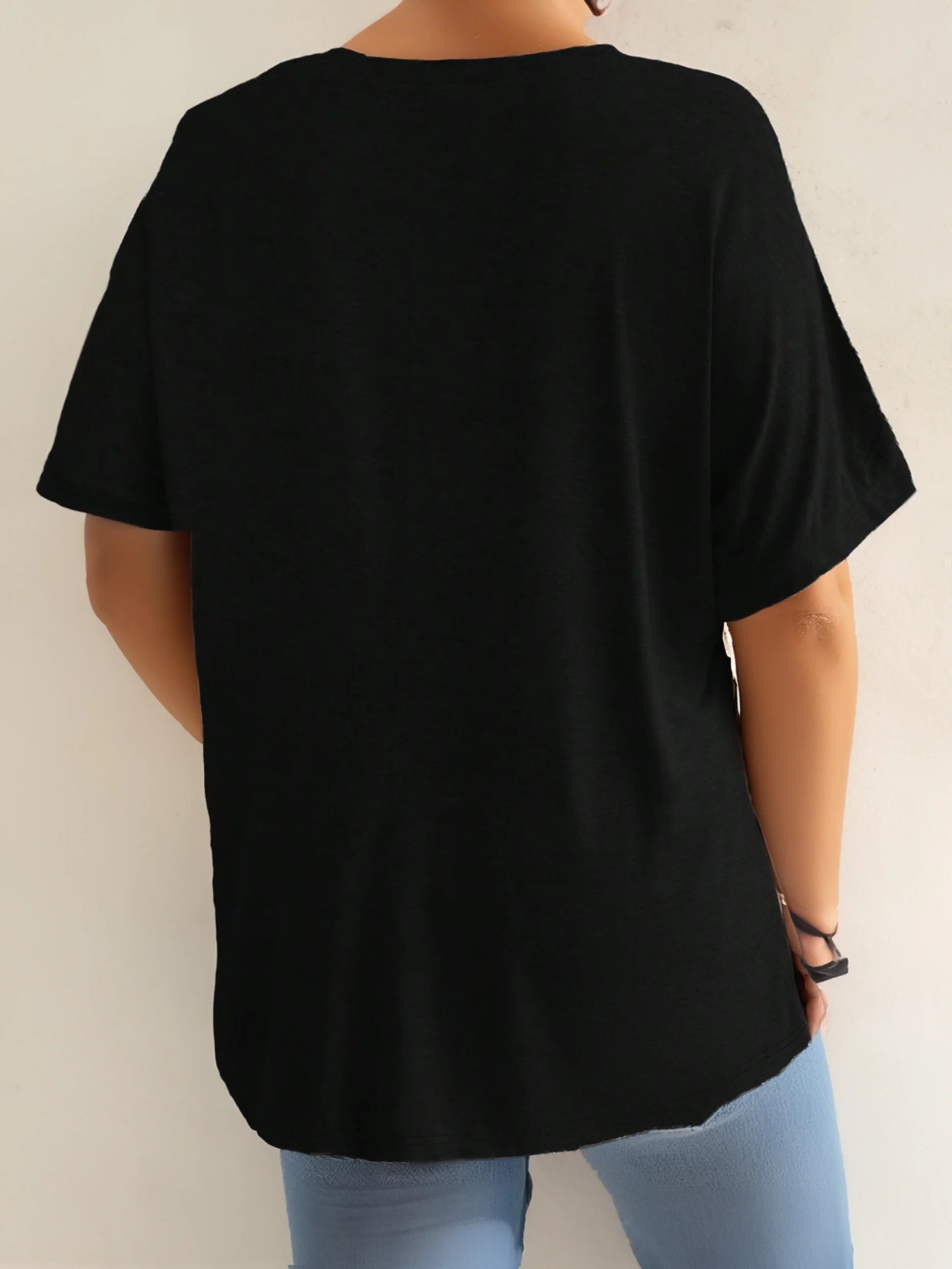 Plus Size Women’s V-Neck Casual T-Shirt – Short Sleeve Top with Front Pockets 👚✨