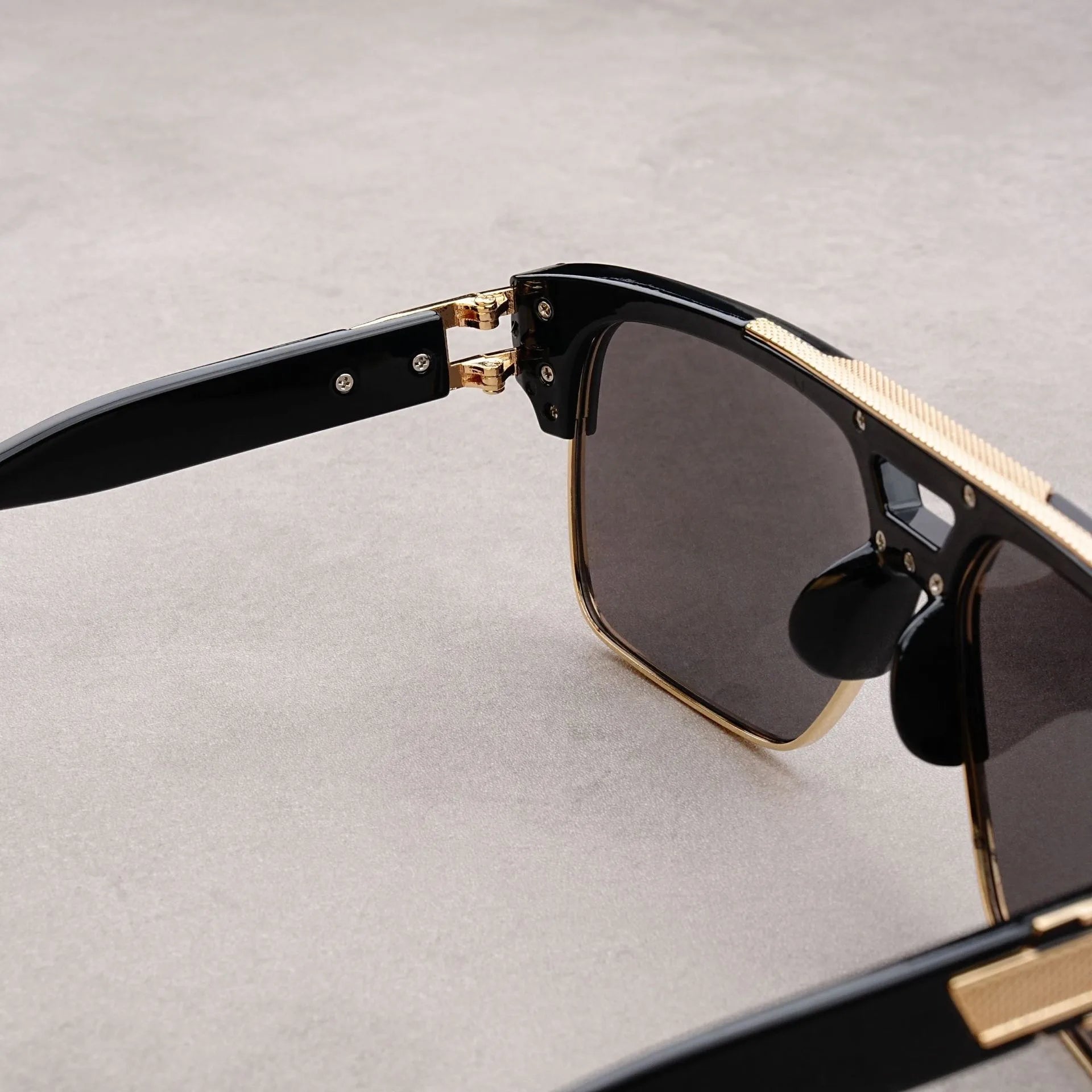 European & American Fashion Sunglasses – Transparent Retro Square Frame for Men & Women | Sunshade Mirror Eyewear