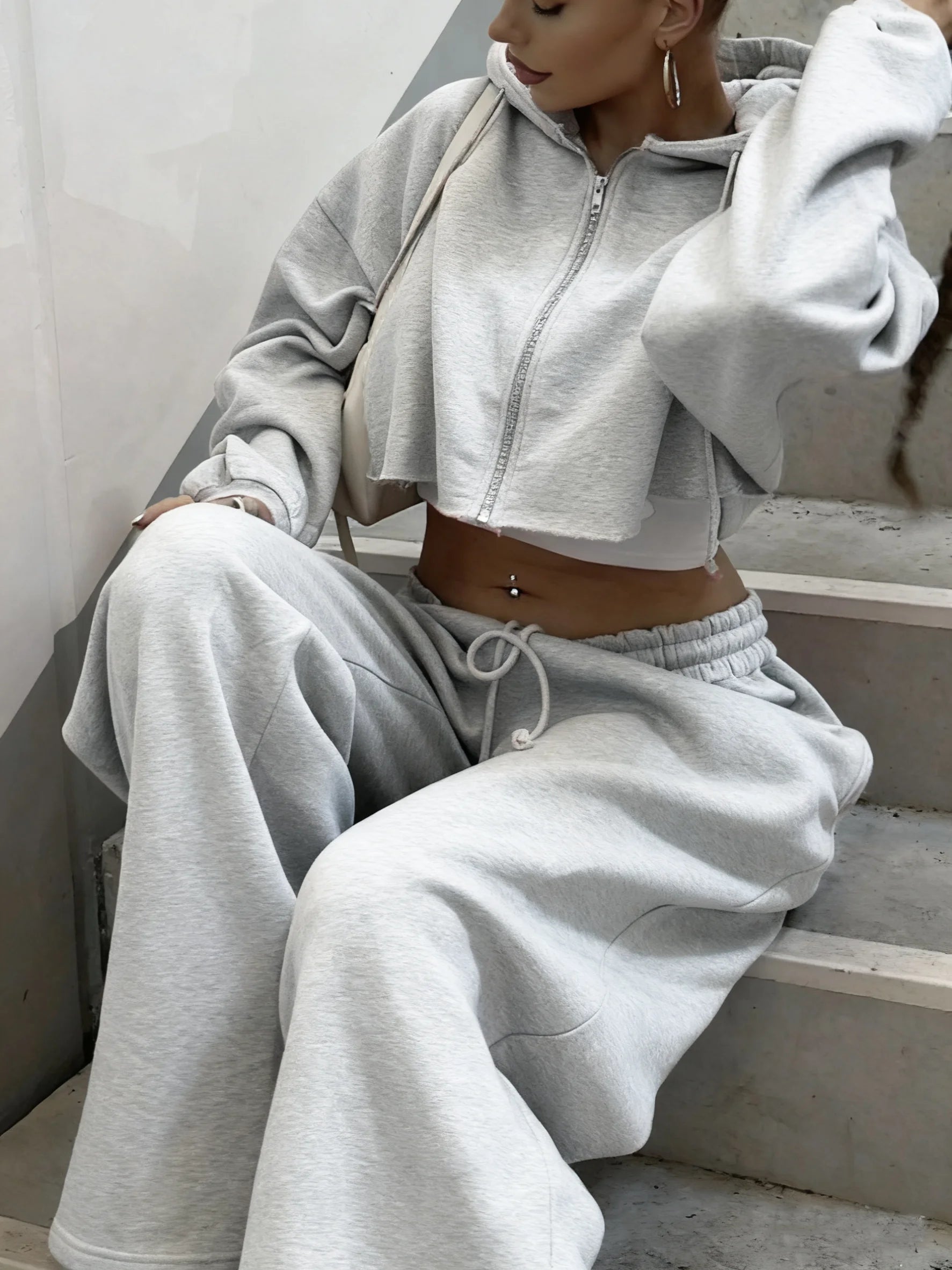 Women’s Hooded Zip-Up Cropped Tracksuit Set 2025 – Casual Hoodie & Long Pants Autumn Outfit 👕🍂