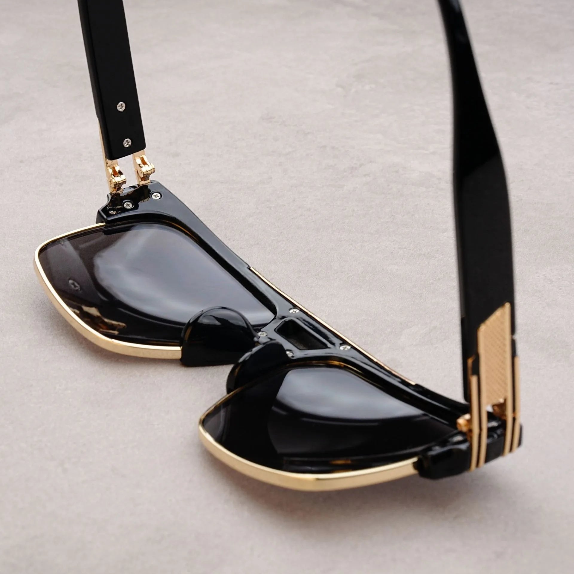 European & American Fashion Sunglasses – Transparent Retro Square Frame for Men & Women | Sunshade Mirror Eyewear