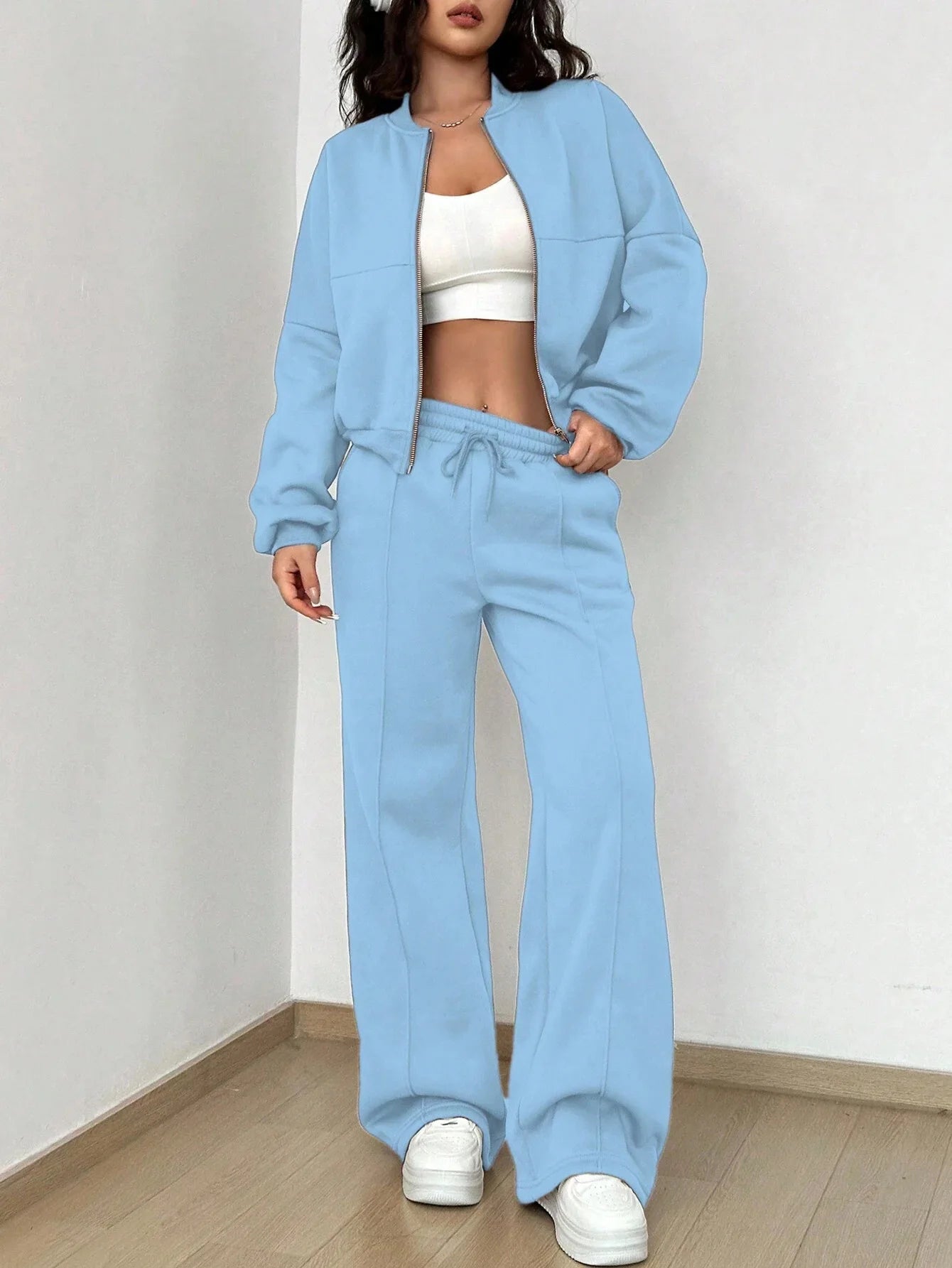 Fashion Two-Piece Women’s White Sports Suit – Loose Sports Shirt & Casual Pants Tracksuit 🤍👟