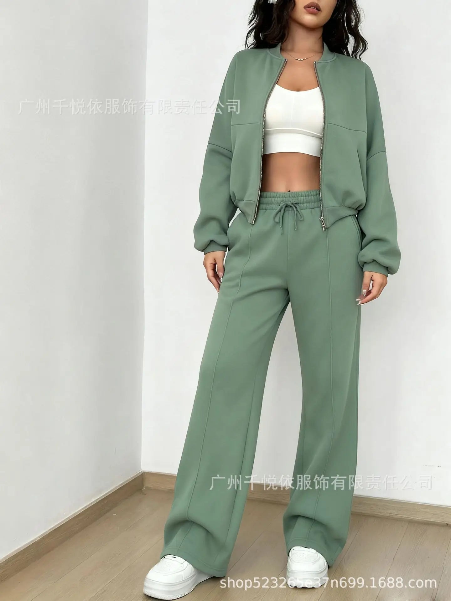 Fashion Two-Piece Women’s White Sports Suit – Loose Sports Shirt & Casual Pants Tracksuit 🤍👟