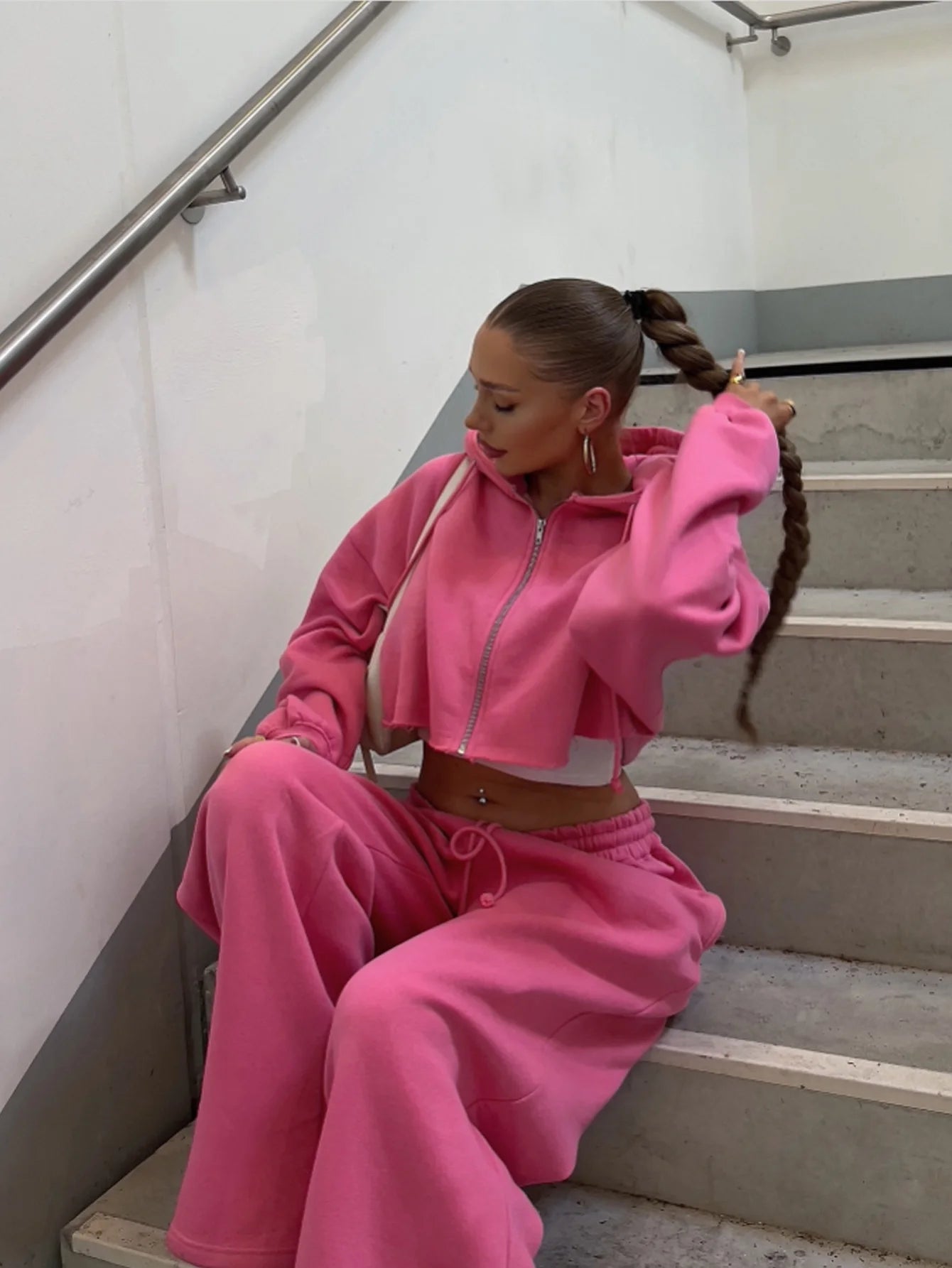 Women’s Hooded Zip-Up Cropped Tracksuit Set 2025 – Casual Hoodie & Long Pants Autumn Outfit 👕🍂