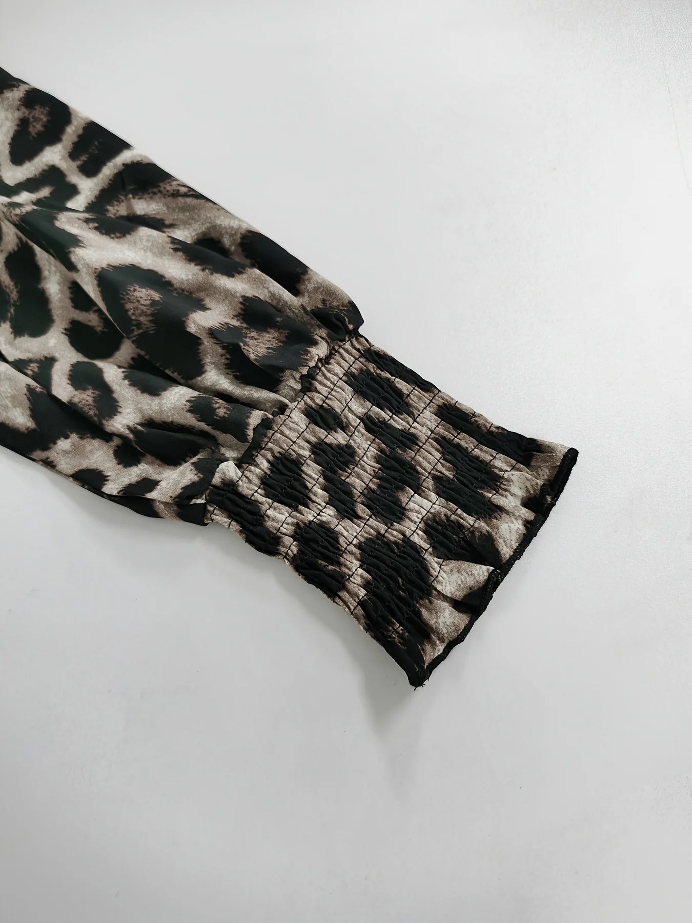 Women’s Elegant Leopard Print V-Neck Lantern Sleeve Long Sleeve Shirt 🐆✨