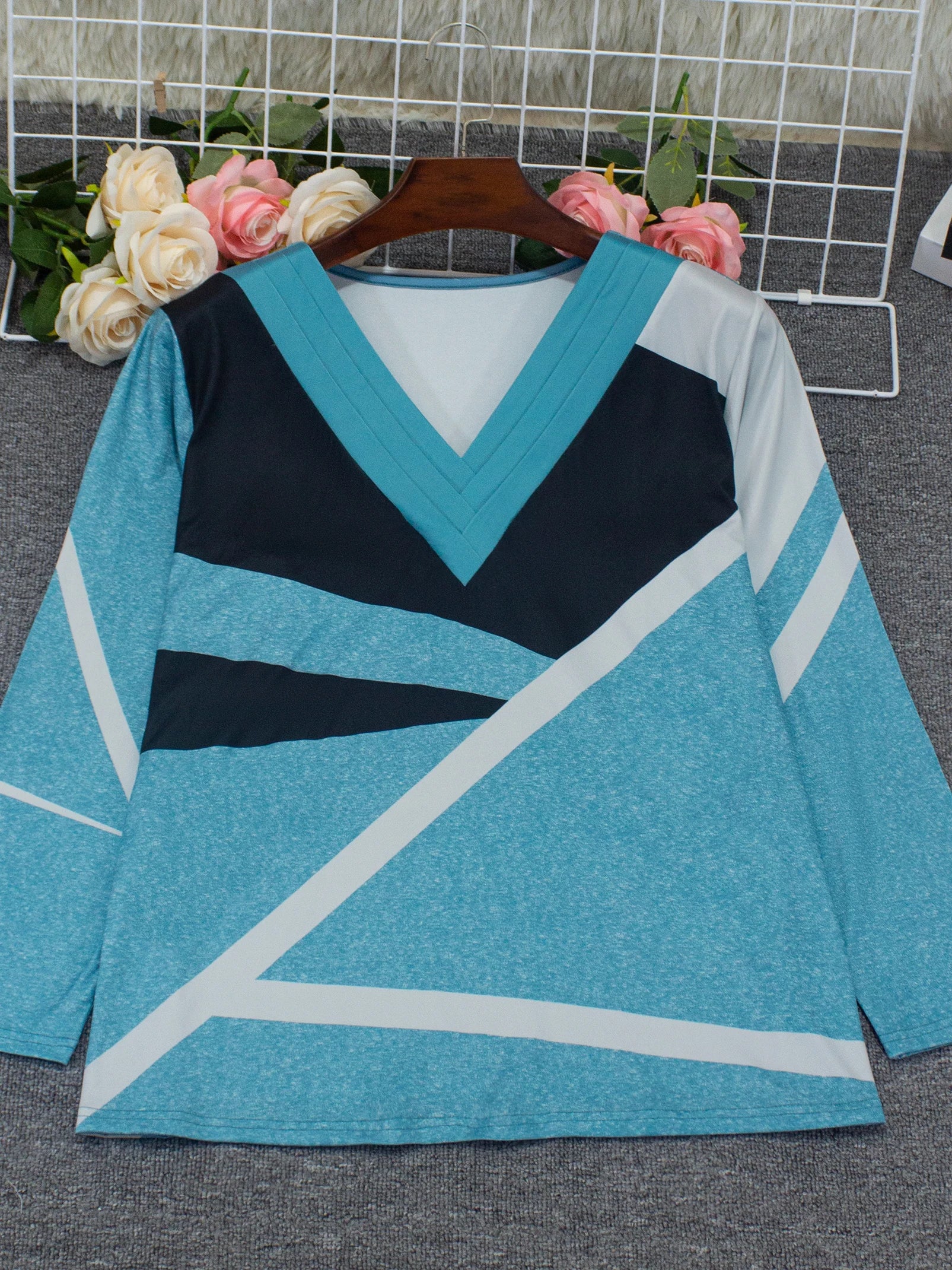 Elegant V-Neck Long Sleeve T-Shirt Women – Geometric Print Plus Size Fall Fashion Top 🍁✨