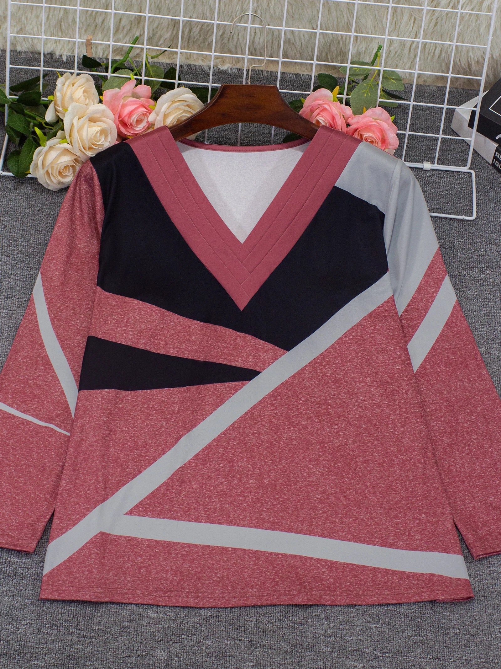 Elegant V-Neck Long Sleeve T-Shirt Women – Geometric Print Plus Size Fall Fashion Top 🍁✨