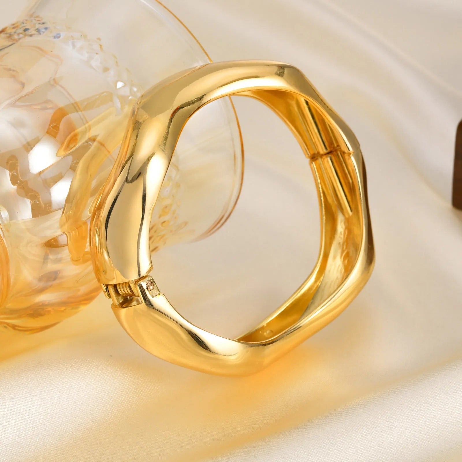 Simple Geometric Openable Chunky Bangle – Gold Plated Statement Bracelet for Women Party & Stackable Jewelry